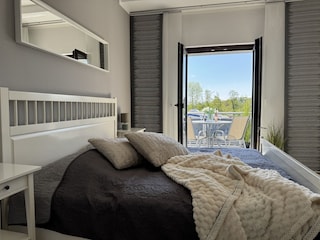 Schlafzimmer mit Zugang zum Balkon