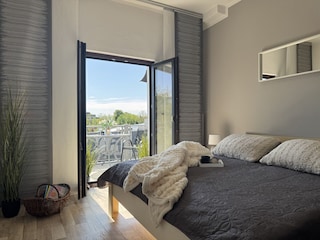 Schlafzimmer 2 mit Zugang zum Balkon