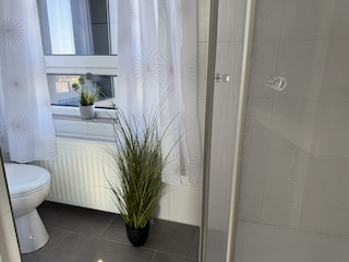 WC mit Fenster, Dusche und Waschbecken