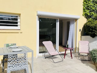 Entspannungsbereich auf der unteren Terrasse