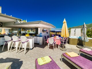 Terrasse mit Jacuzzi, Küche-Bar, Liegen, Sitzplatz,