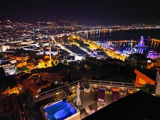 Terrasse bei Nacht mit atemberaubenden Panorama