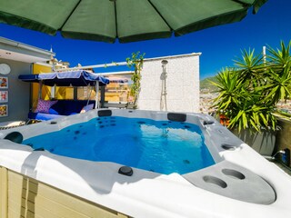 Jacuzzi mit Außendusche und Hollywoodschaukel