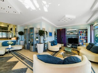 Wohnzimmer mit vielen Sitzmöglichen
