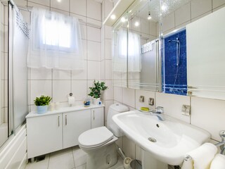Badezimmer mit Badewanne bzw. (Dusche)