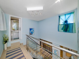 Flur zum 2. Badezimmer mit Dusche und Terrasse