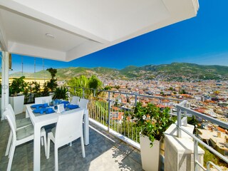 Balkon Sitzplatz mit Blick auf die Stadt und Berge
