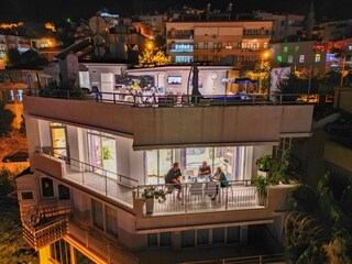 Wohnung und Terrasse bei Nacht