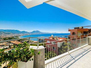 Balkon mit Meerblick und Berge/Stadt