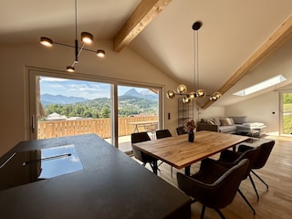 Der Essbereich mit Panoramablick