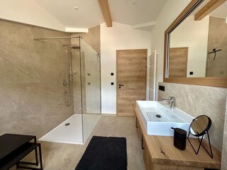 Das Badezimmer mit Walk-in-Dusche