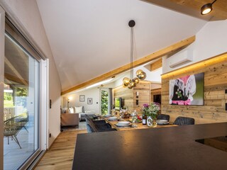 Blick von der Küche über den Essbereich zum Wohnbereich