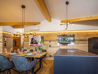 Der freistehende Küchenblock mit Essbereich