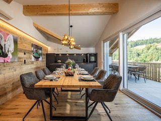 Der Essbereich mit perfektem Panoramablick