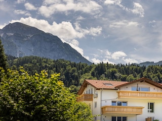 Das Gipfelglück mit der Jennerbahn im Hintergrund