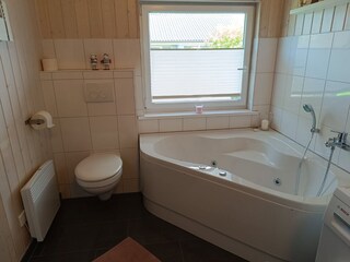 WC +  Whirlpool-Badewanne