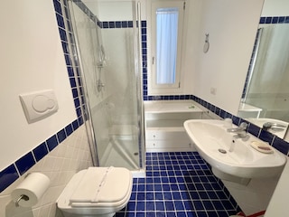 Badezimmer mit Dusche