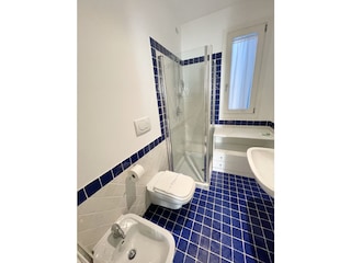 Badezimmer mit Dusche