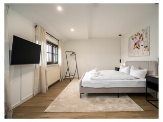 Schlafzimmer 2 im OG mit TV