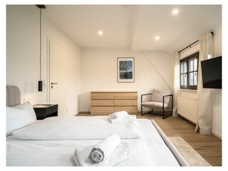 Schlafzimmer 2 im OG mit TV