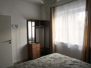 Schlafzimmer mit Kleiderschrank