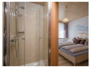 Bad und Zimmeransicht