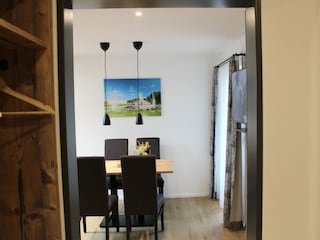 Blick vom Flur in den Essbereich