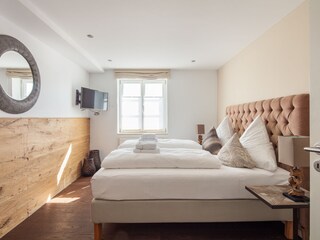 Boxspringbett im separaten Schlafzimmer