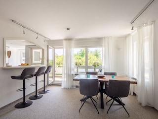 Essbereich mit Zugang zum Balkon