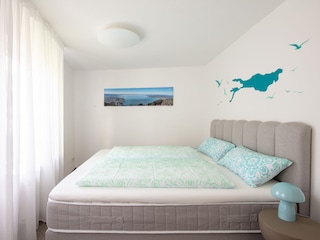Schlafzimmer mit Boxspring-Doppelbett