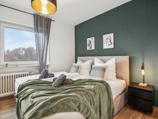 Schlafzimmer 2 mit großem Boxspringbett