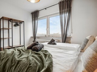 Schlafzimmer 2 mit großem Boxspringbett und Schrank