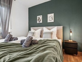 Schlafzimmer 2 mit großem Boxspringbett