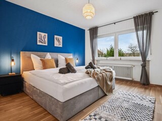 Schlafzimmer 1 mit großem Boxspringbett