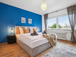Schlafzimmer 1 mit großem Boxspringbett