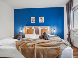 Schlafzimmer 1 mit großem Boxspringbett