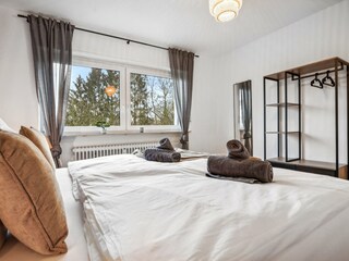 Schlafzimmer 1 mit großem Boxspringbett und Schrank