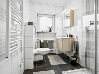 Tageslichtbad mit Dusche, inkl. Handtüchern