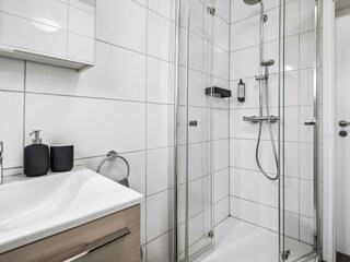 Geräumige Dusche mit Duschgel