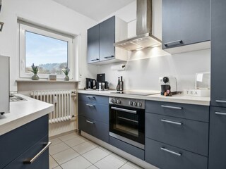 Küche mit Kühl/Gefrierkombi und voller Ausstattung