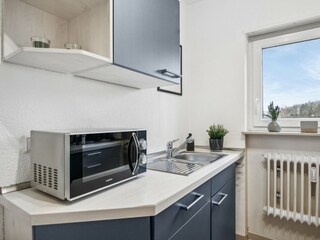 Mikrowelle, Geschirr und Besteck vorhanden