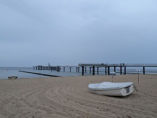 Seebrücke und Fischerboot