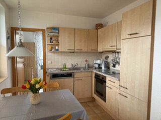 Küchen mit Spülmaschine, Backofen, Herd, Kühlschrank