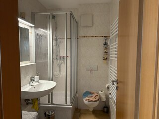 Bad mit Dusche und WC