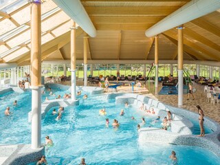 Schwimmen, baden, rutschen, relaxen-im Hallenbad