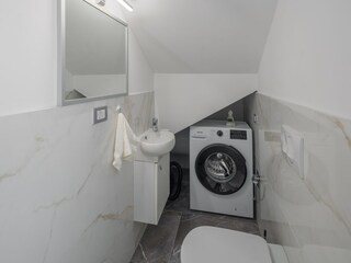 Toilette mit Waschmaschine