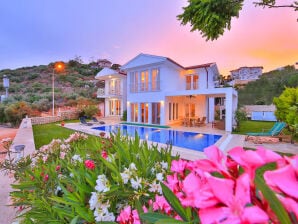 Luxuriöse 4-Zimmer-Villa mit Meerblick und Pool