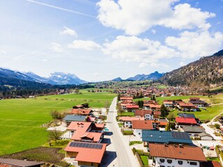 Herrliche Lage unseres Hauses vor der Bergkulisse.