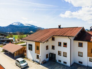 Unser Haus vor der schönen Bergkette