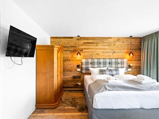 Doppelbett 180x200cm mit Tv